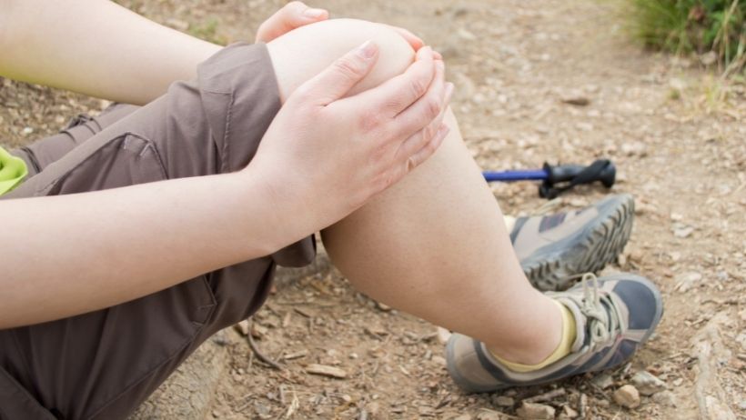 person with an injured knee while hiking